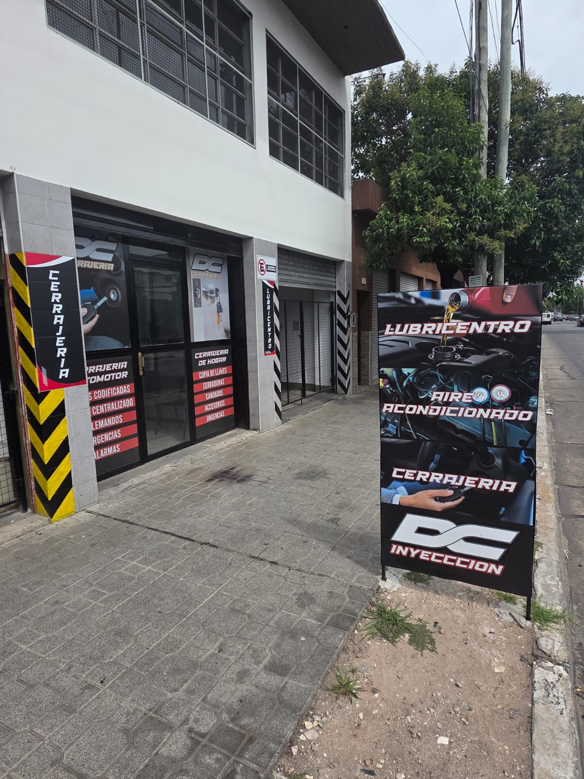 Taller mecánico atendido por sus dueños